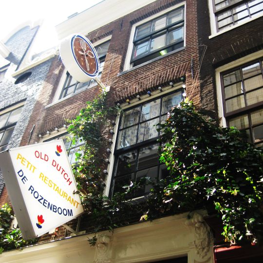 Pand met gevel onder rechte lijst