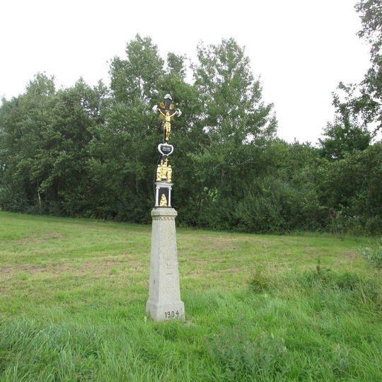 Kříž u Luženic u hřiště