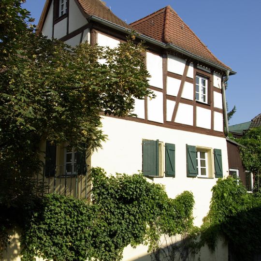 Wohnhaus in Hang- und Ecklage
