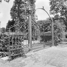 Hervormde kerk, twee toegangshekken