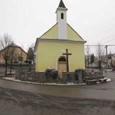 Kaple a boží muka na návsi ve Stříteži u Volyně
