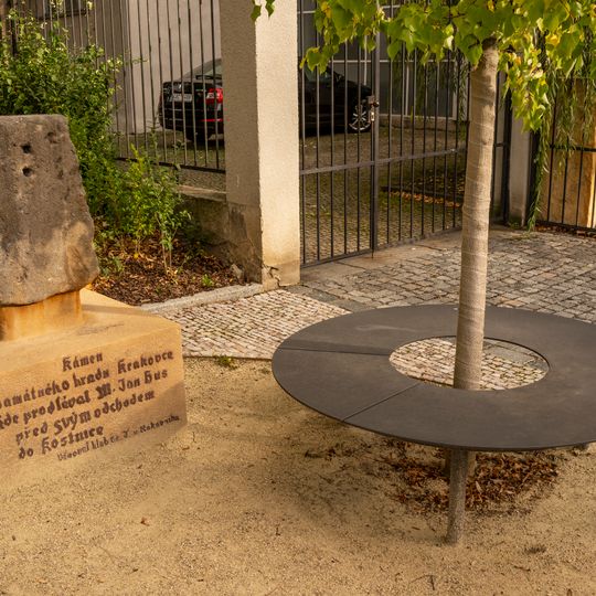 Památný kámen z Krakovce u Husova sboru na Vinohradech