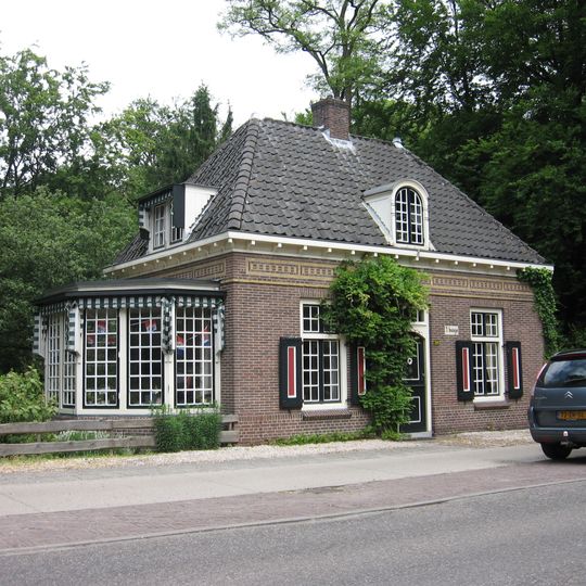 Dienstwoning, deel uitmakend van het complex "Melkerij Hofstede Oud-Bussem"