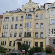 Mietshaus in geschlossener Bebauung mit Vorgarten und Einfriedungsmauer Mozartstraße 16
