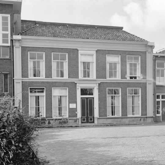 Blokvormig pand van vijf traveeën