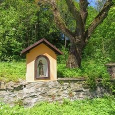 Kaplička v Travné u hlavní silnice