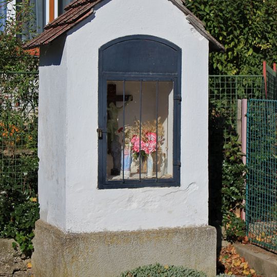 Kaplička ve Chválkově na návsi