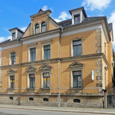 Wohnhaus in offener Bebauung mit Einfriedung Oststraße 4