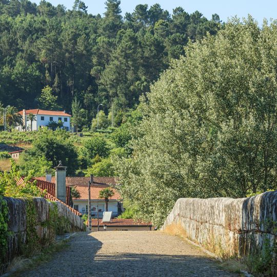Gres, Vila de Cruces