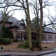 Voormalige openbare bewaarschool met bijbehorende onderwijzerswoning