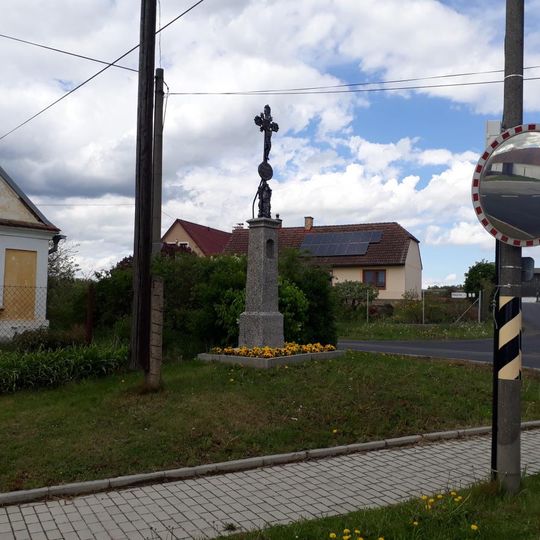 Kříž v Kolném u křižovatky