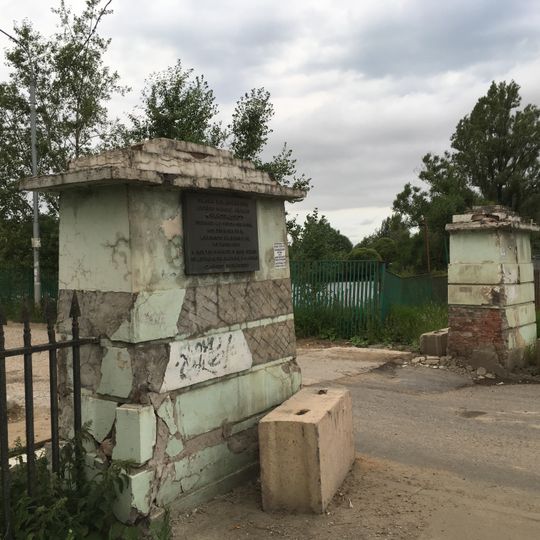 Пилоны въездных ворот с оградой