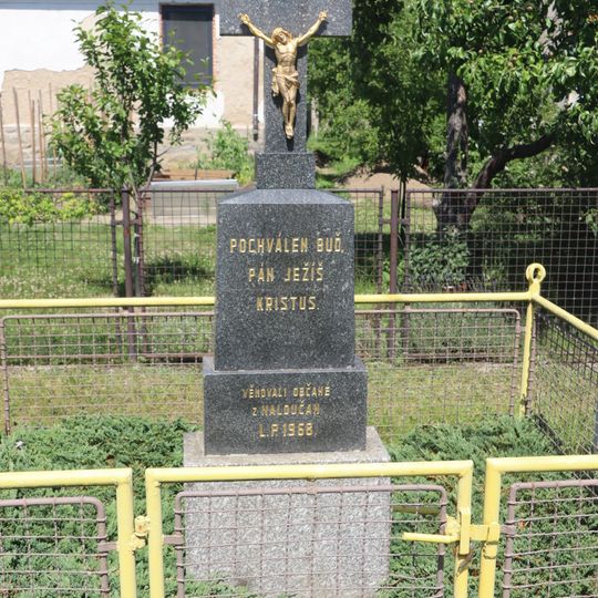 Kříž na západním okraji Naloučan