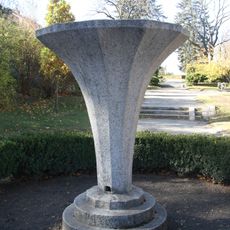 Plastika vázy v Tyršových sadech