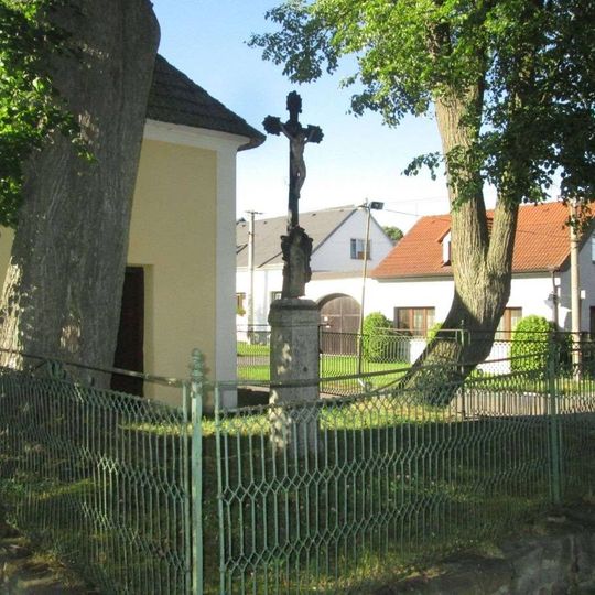 Kříž v Těních u kaple