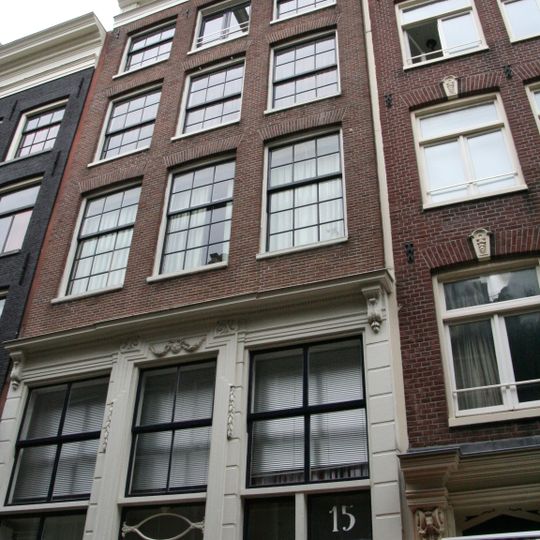 Pand met gevel onder rechte lijst met gesneden pui en puilijst