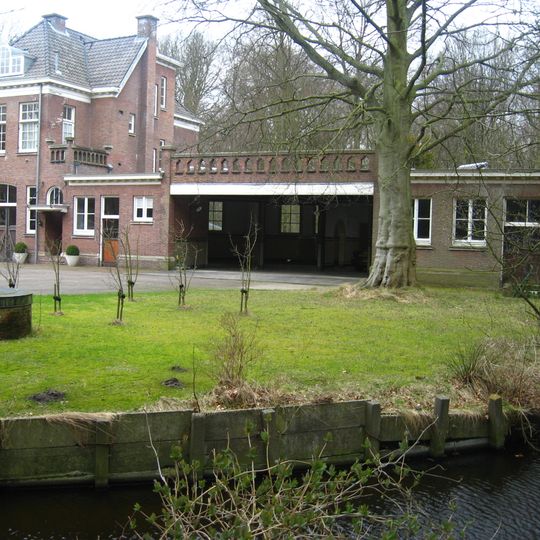 Villa Ruys, garage met paardenstallen, wagenbergplaats en bovenwoning