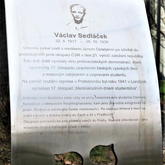 Pomník Václava Sedláčka v kampusu univerzity v Ústí nad Labem