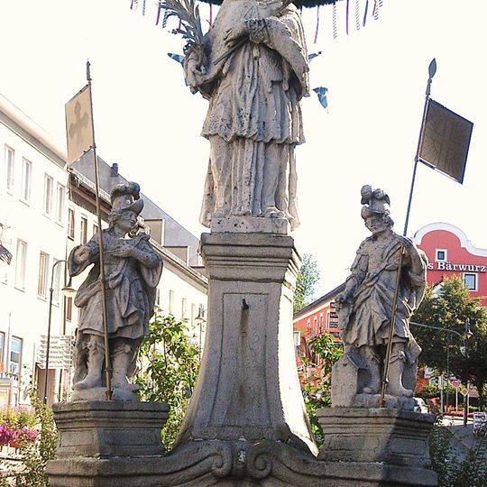 Skulpturengruppe mit Steinfiguren der hl. Johannes von Nepomuk, Sebastian und Florian