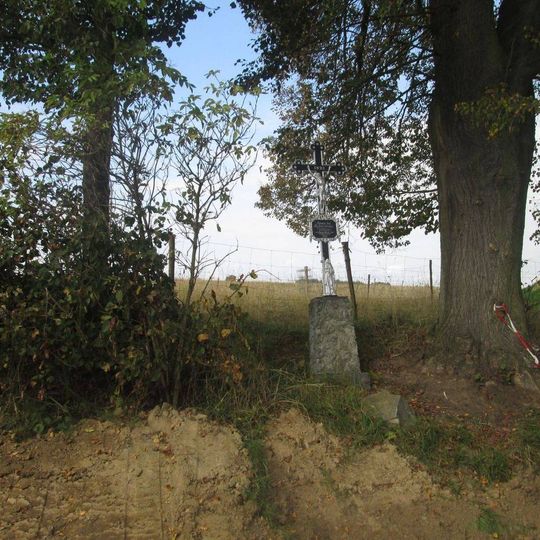 Kříž východně od Zvíkova u cesty
