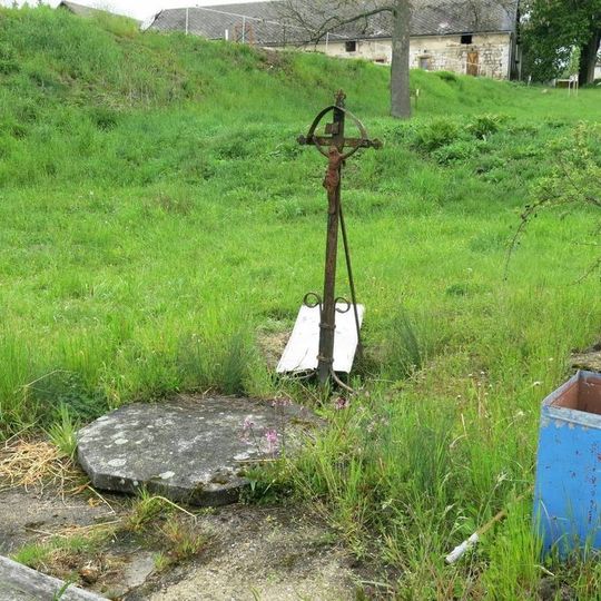 Kříž u vodní nádrže v Hnanicích pod Troskami