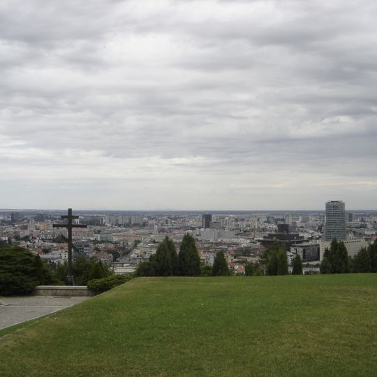 Pamätník Slavín, terasa s hrobmi