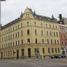 Mietshaus in geschlossener Bebauung in Ecklage mit Läden Bergstraße 58