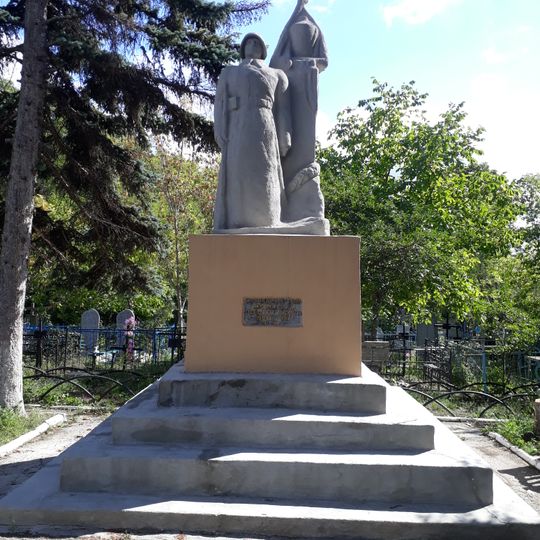 Monument comun al cca 400 ostași. La cimitir