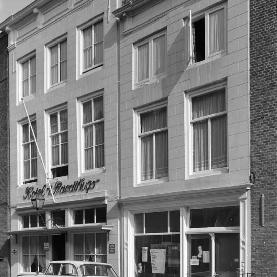 Huis met gepleisterde rechte gevel