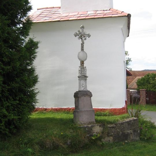 Kříž u kaple ve středu Dobříkovic