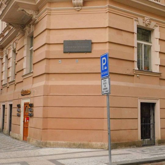 Pamětní deska Otakara Ostrčila na domě Malátova 601/6 na Smíchově