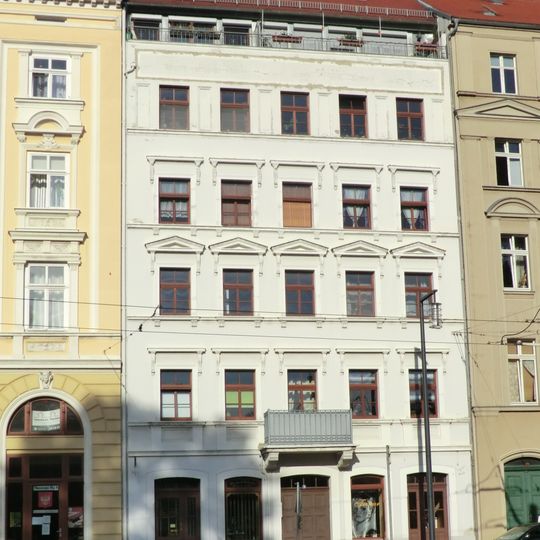 Wohnhaus in geschlossener Bebauung, mit Laden Demianiplatz 4