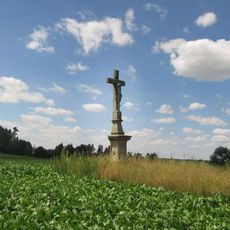 Kříž u Bílé Lhoty v poli