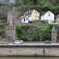 Water level measuring tower