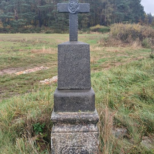 Kříž jižně od Vrčeně