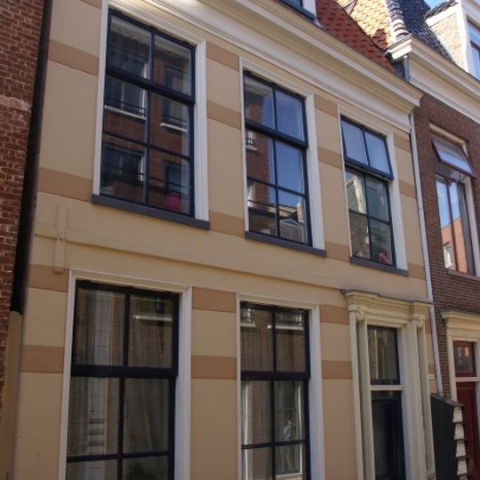 Eenvoudig pand met gepleisterde gevel en forse gootlijst