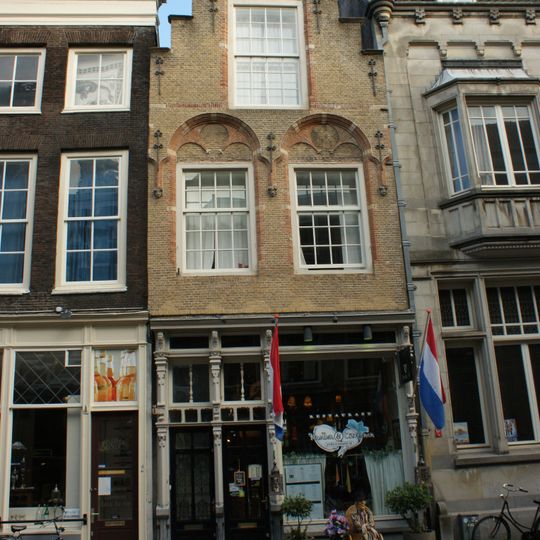 Pand met trapgevel van het Dordtse type, gepleisterd