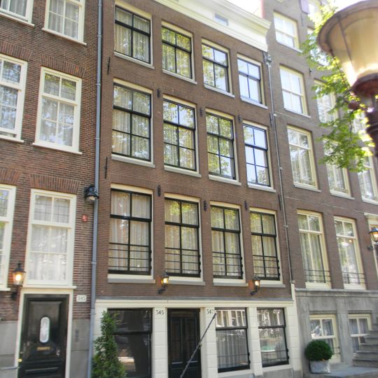 Twee smalle woningen achter gemeenschappelijke lijstgevel met geblokte pui