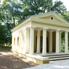 Świątynia grecka (w parku) w Potulicach