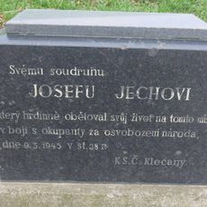 Pomník Josefu Jechovi padlému v květnu 1945 u silnice západně od Klecan
