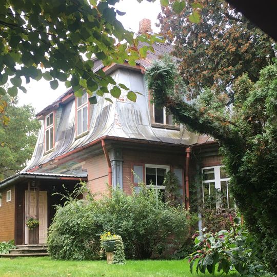 Dzīvojamā ēka - vasarnīca un saimniecības ēka