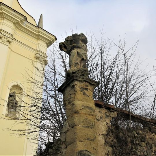 Socha svatého Jana Nepomuckého vpravo u schodů ke kostelu v Horkách nad Jizerou