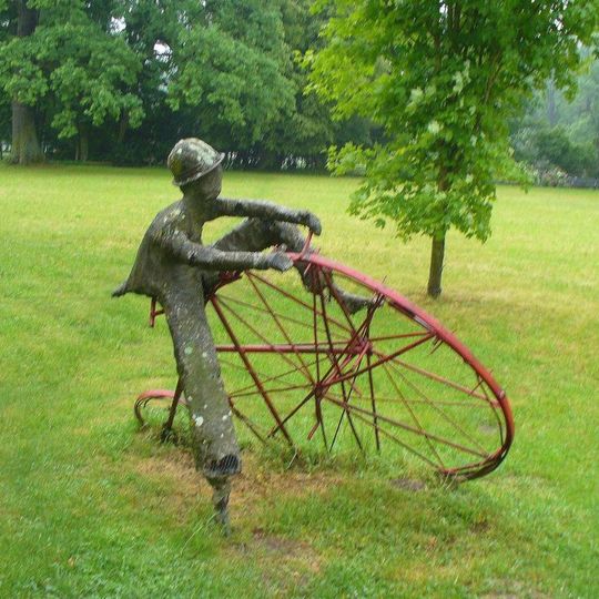 Plastika Cyklista v parku zámku v Častolovicích