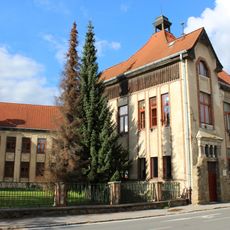 Červená škola s areálom, škola pamätná