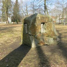 Kamenná plastika Mantrové mlýnky v zámeckém parku v Ostrově nad Ohří