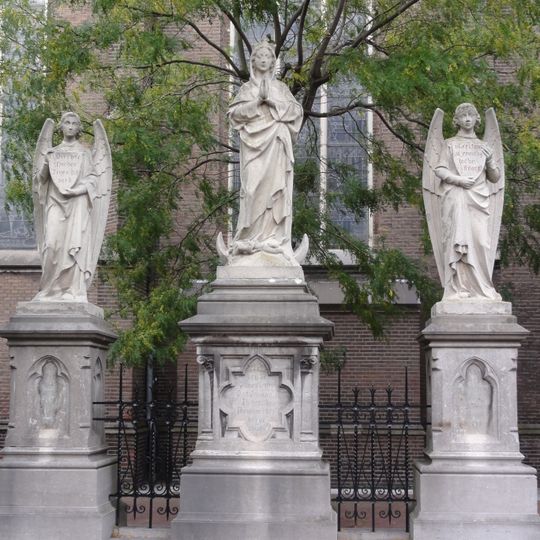 Triomferende Maria geflankeerd door twee engelen