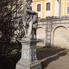 Socha Saturna v zámeckém parku v Jaroměřicích nad Rokytnou