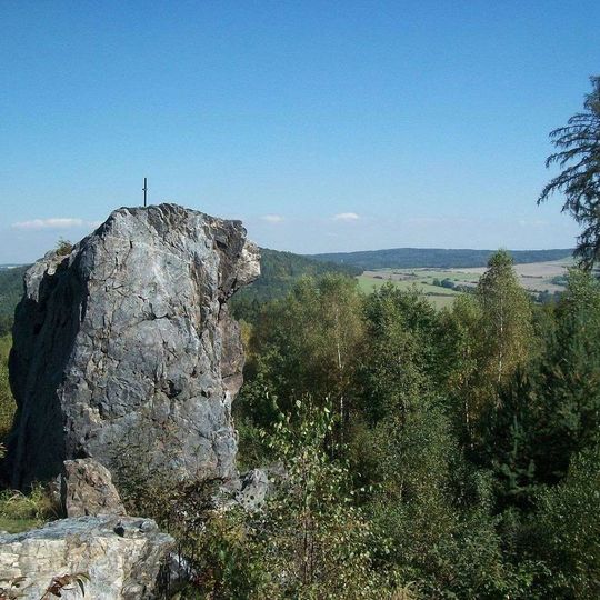 Kříž jihozápadně od Vitouně na skále