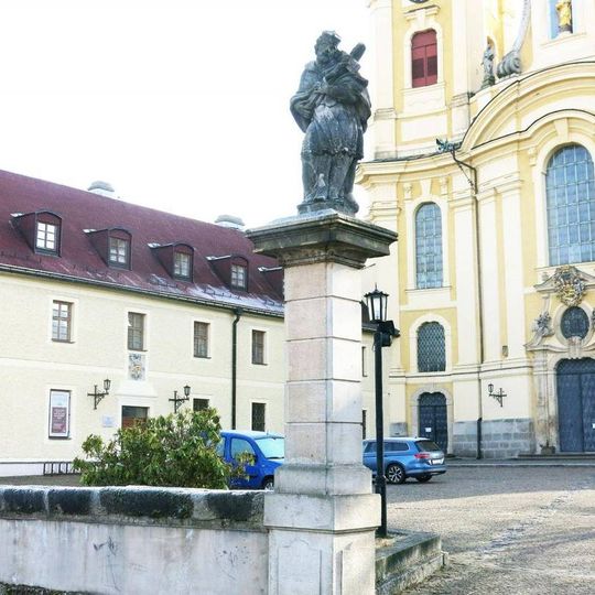 Socha svatého Jana Nepomuckého u kláštera v Hejnicích