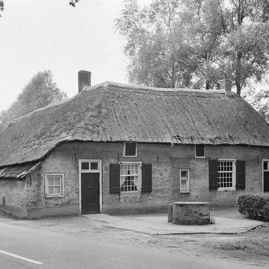 Kleine boerderij op L-vormige plattegrond met rieten dak